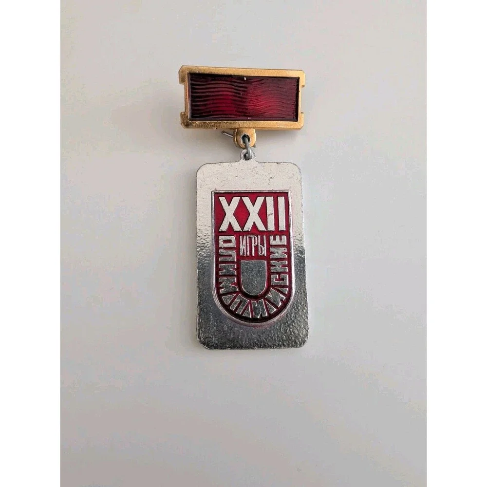 Vintage USSR Moscow 1980 Olympic Kremlin Dangle Enamel Pin Badge XXII Games Rare